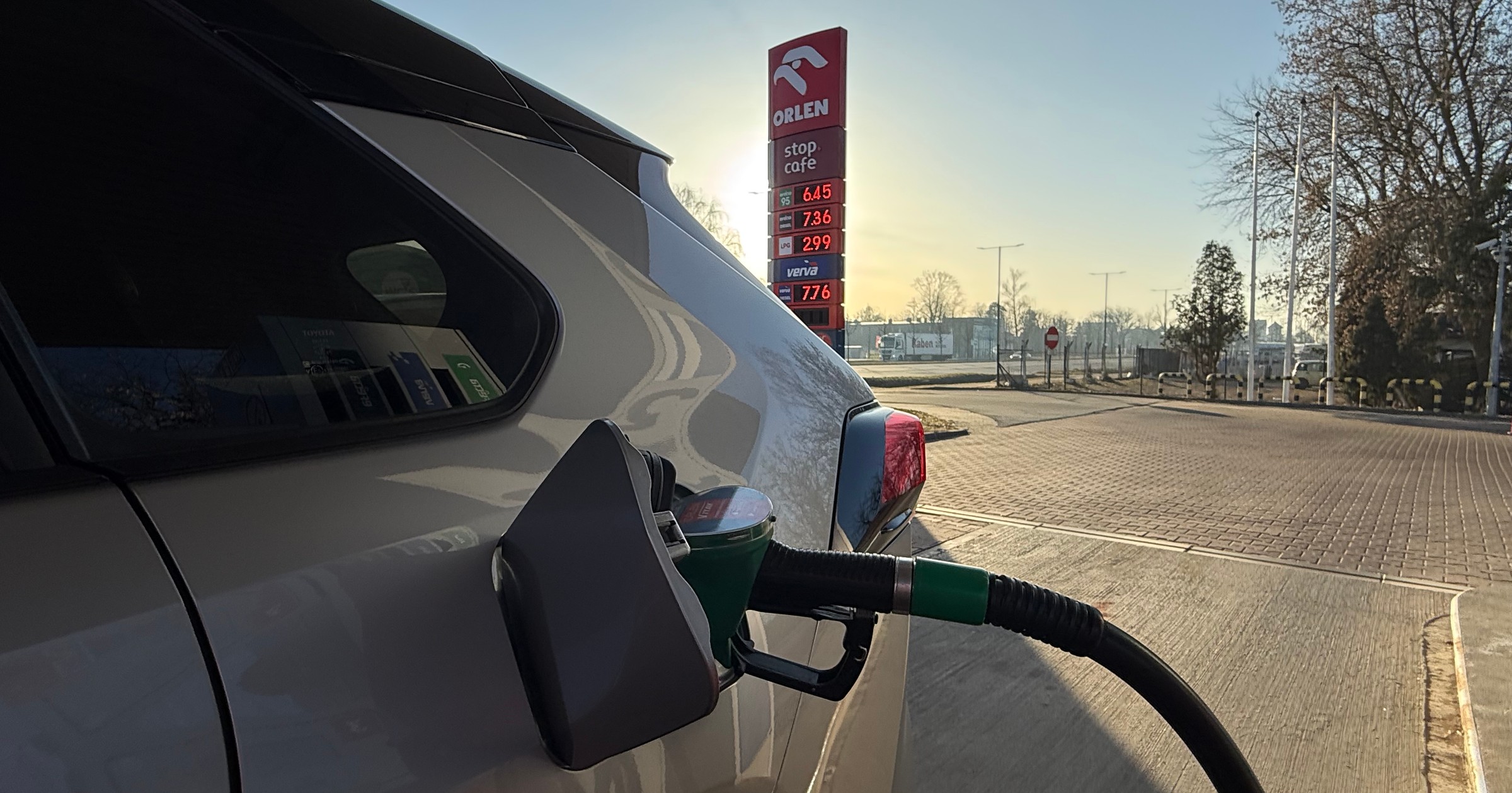 Tankowanie samochodu na stacji paliw Orlen