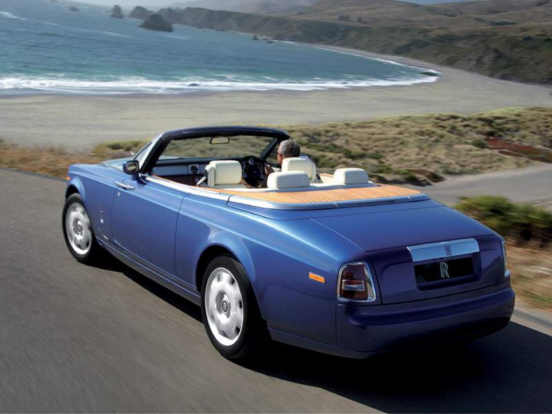 Rolls-Royce Phantom Drophead Coupe – boulevard cruiser (video)