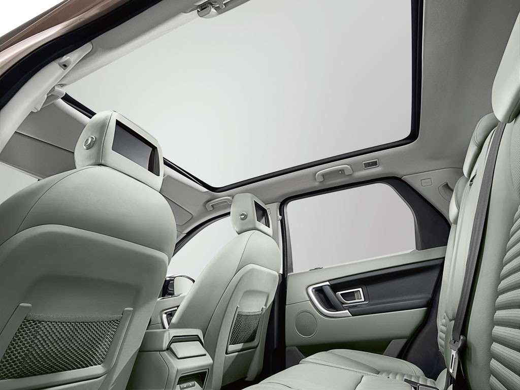 Panoramiczny dach stworzono głównie z myślą o osobach siedzących z tyłu. Dostępny w opcji