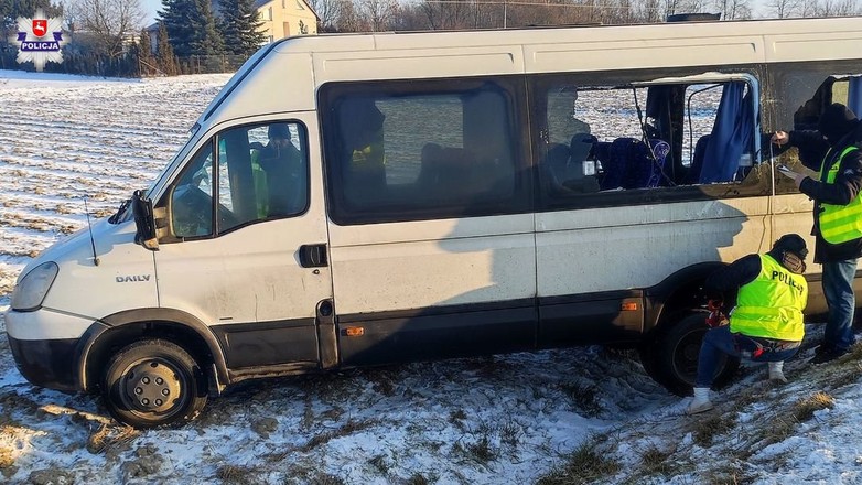 Pasażerskie Iveco w rowie