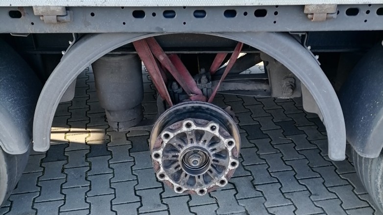 Chciał przejechać 100 km bez koła załadowaną ciężarówką