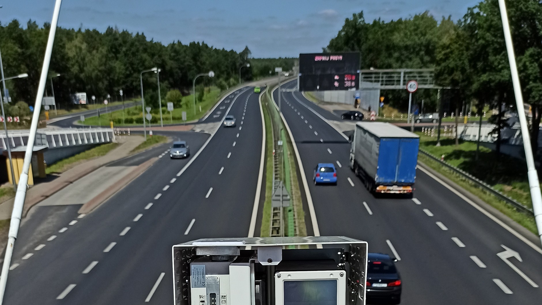 Integra 3D+ mierzy prędkość, odstępy między autami i przekraczanie ciągłej linii... na raz