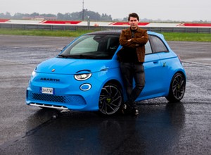 Czy Abarth 500e dorównuje spalinowej legendzie? Pod zderzakiem ma głośnik