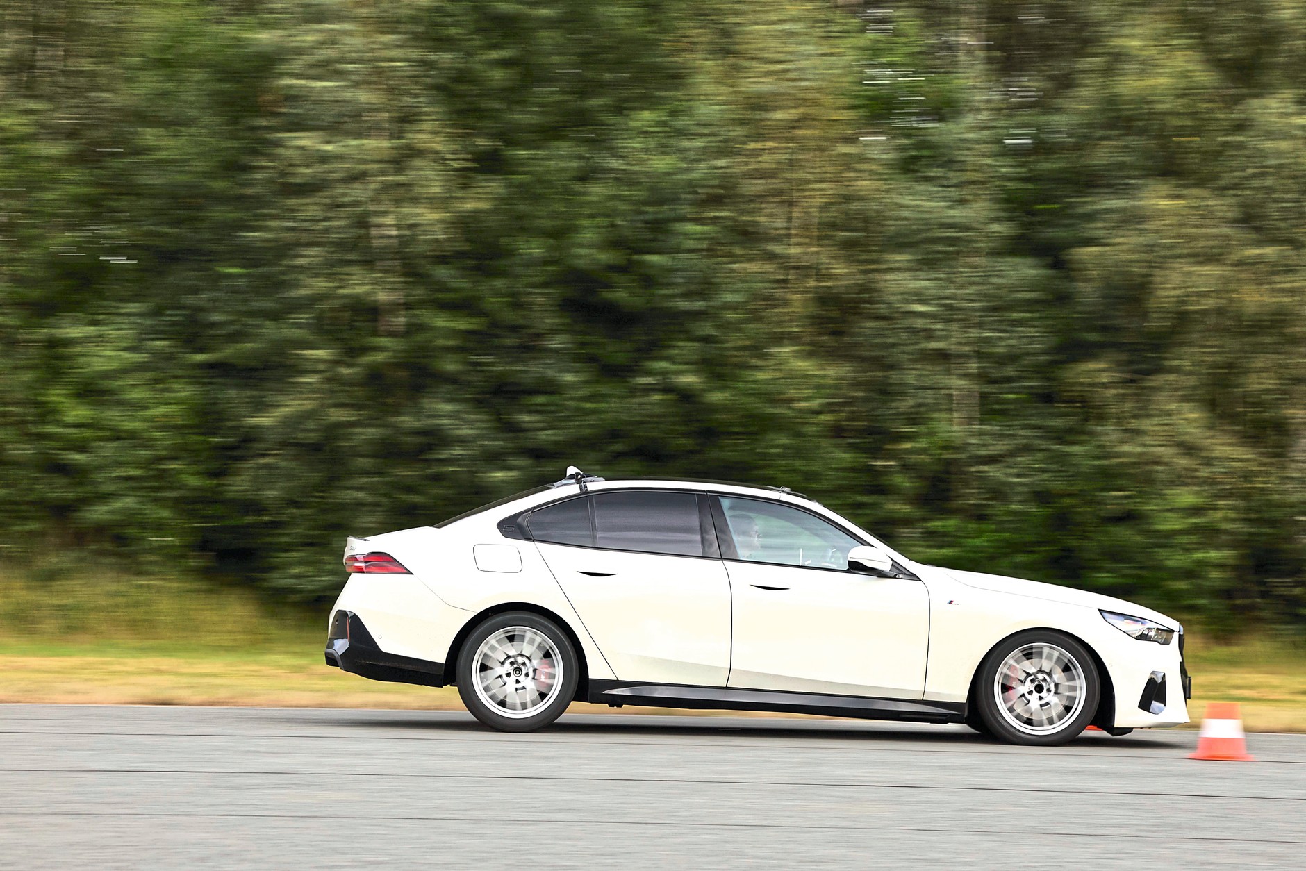 Hamowanie na suchym to jedna z dwóch pierwszych prób, którym poddawane są wszystkie opony. 