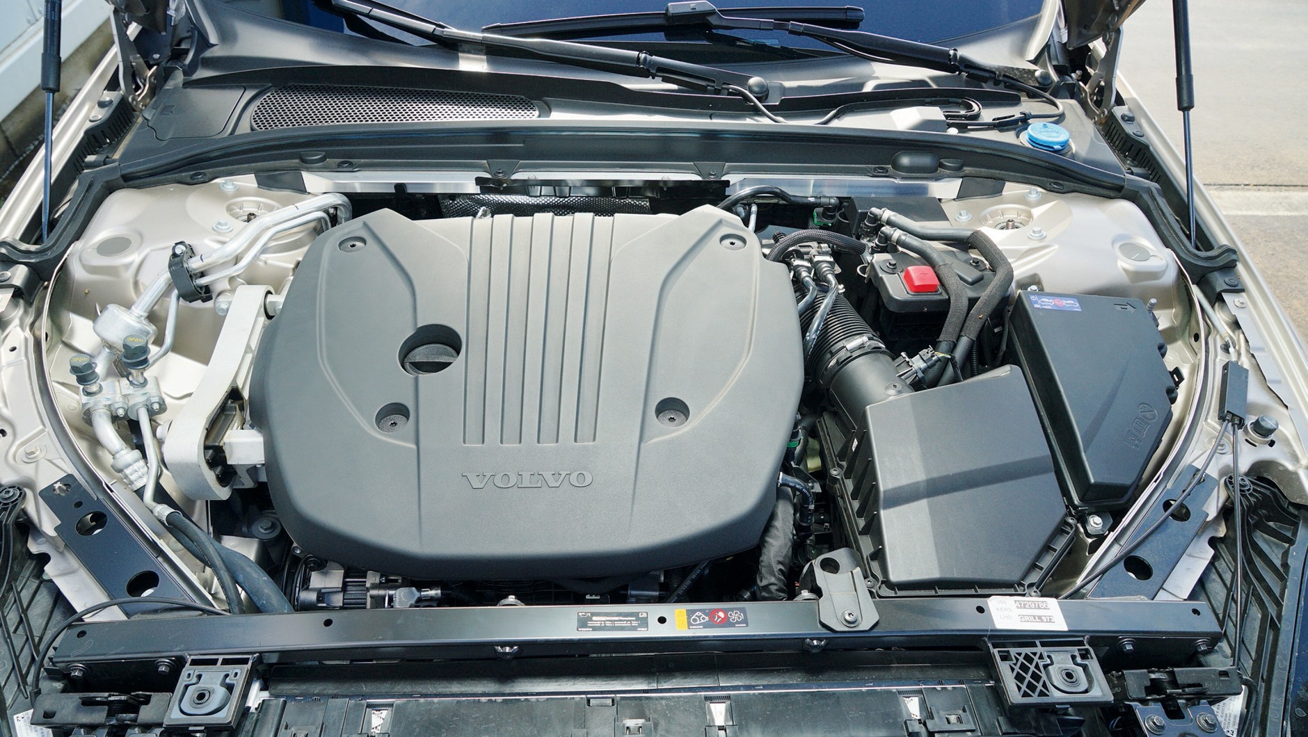 Volvo V60 2022 - dwulitrowiec z miękką hybrydą 48 V wykonuje swoją pracę rzeczowo i dyskretnie.