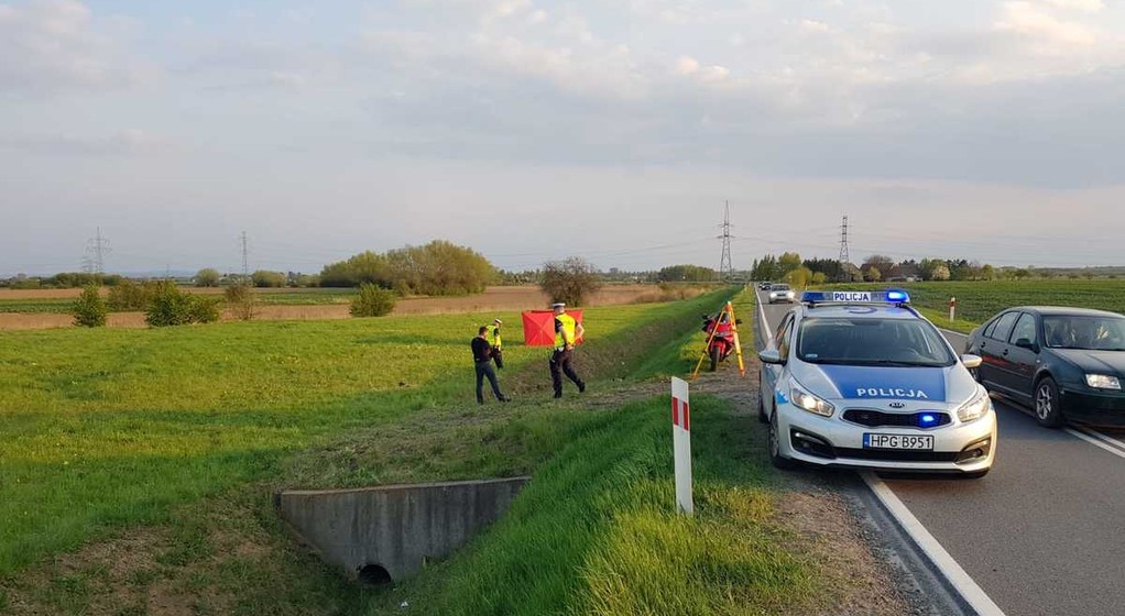 W Radłowie zginął 37-letni motocyklista. Mężczyzna na łuku drogi wypadł z jezdni i wjechał do rowu melioracyjnego