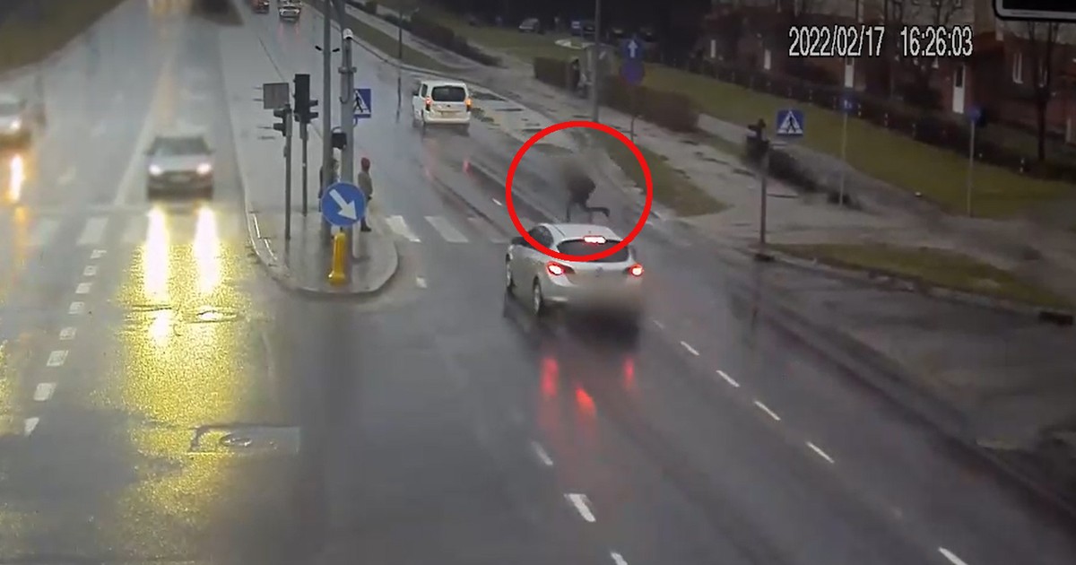 Nastolatek wbiegający pod samochód w Olsztynie