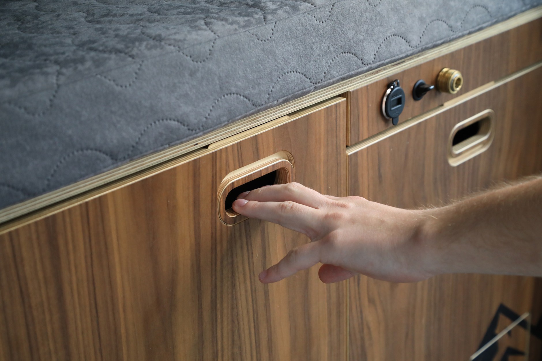 Zestaw kamperowy zamontowany w Toyocie Proace Verso