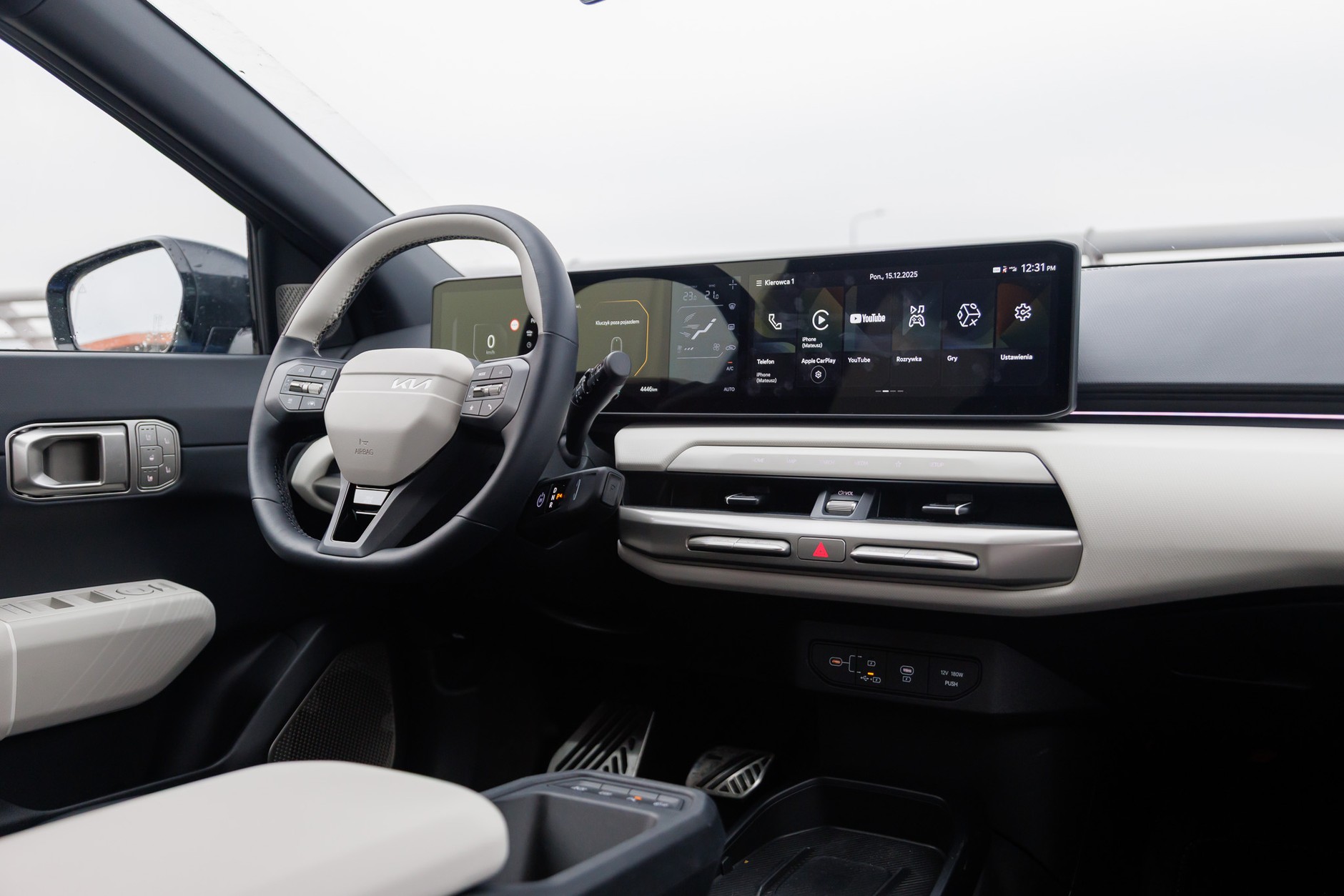 Kia EV4 ma fizyczne przyciski i ekran do obsługi. Przebywanie w tym wnętrzu to przyjemność