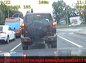 Czy funkcjonariusz faktycznie próbował wymusić mandat na kierowcy Skody? Odpowiedź policji [WIDEO]