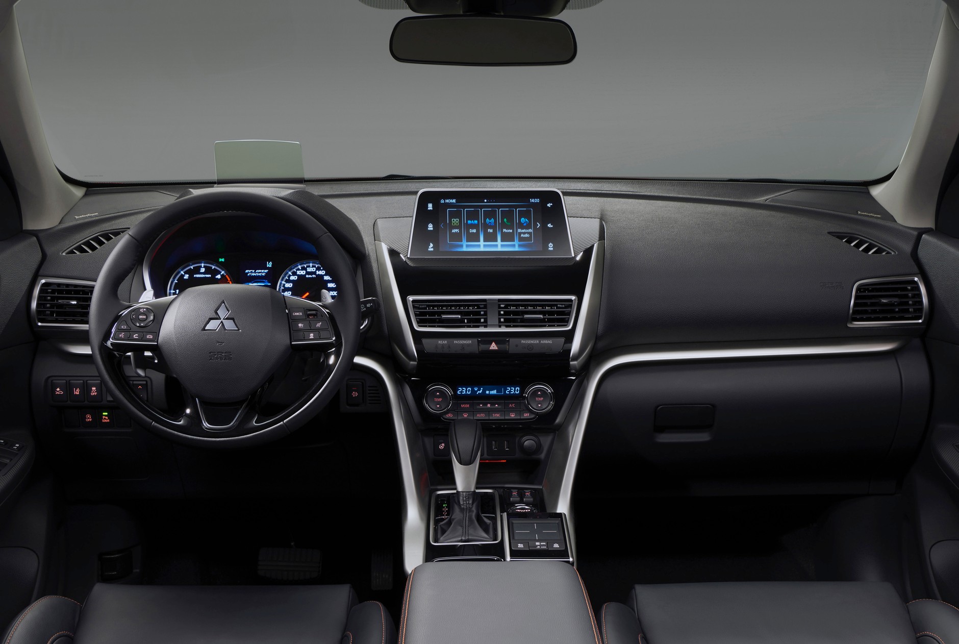 Duży ekran dotykowy dostępny jest razem z radiem multimedialnym dostosowanym do Android Auto oraz CarPlay. Mitsubishi Eclipse Cross