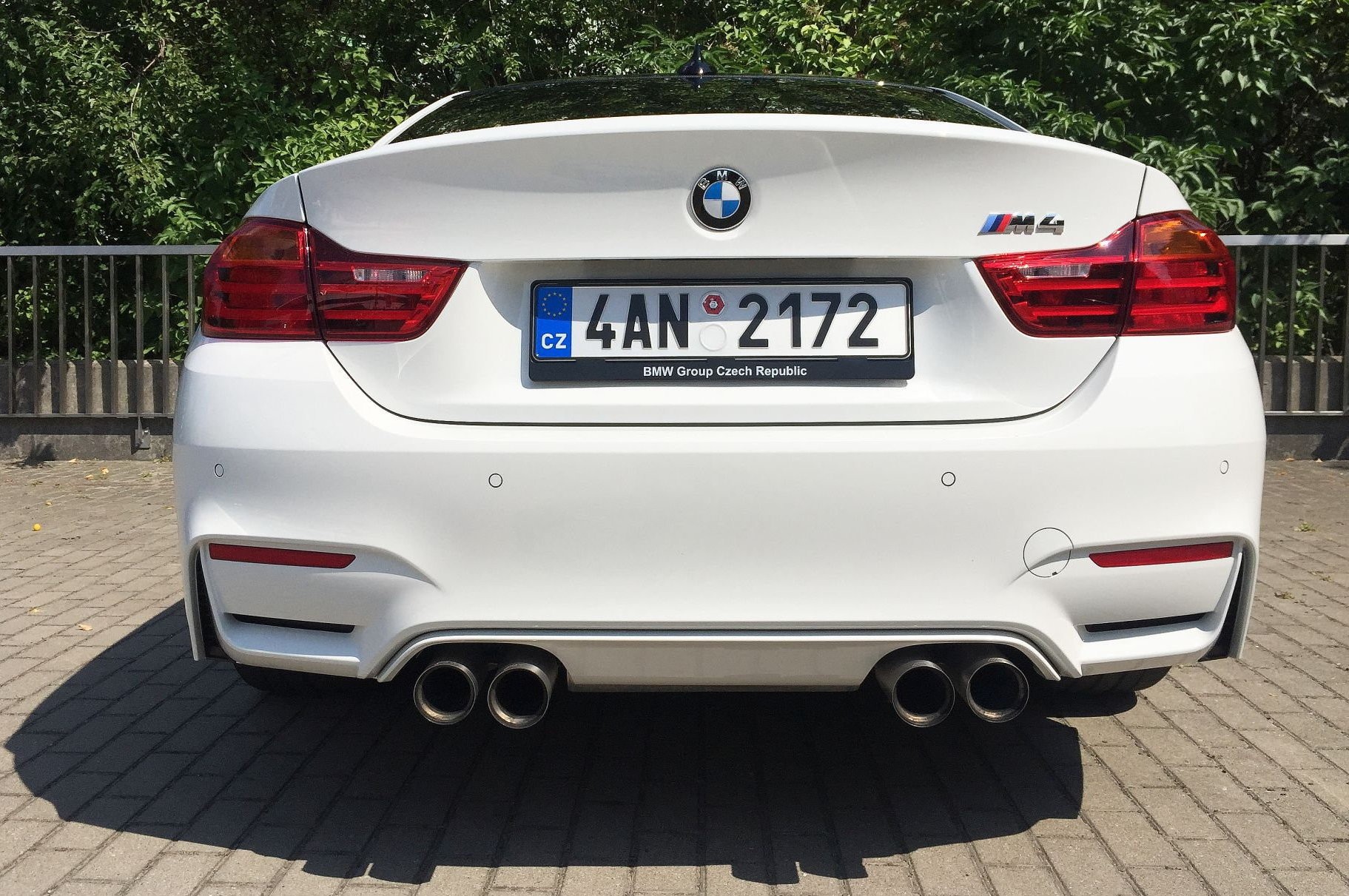 Cztery końcówki wydechu nie pozostawiają wątpliwości. Nawet po downsizingu BMW M4 wciąż ma czym "oddychać", fot. www.facebook.com/cezarygutowskiofficial