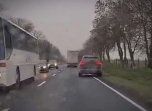 BMW siało zagrożenie na drodze. Pomogła szybka reakcja przypadkowego kierowcy [WIDEO]
