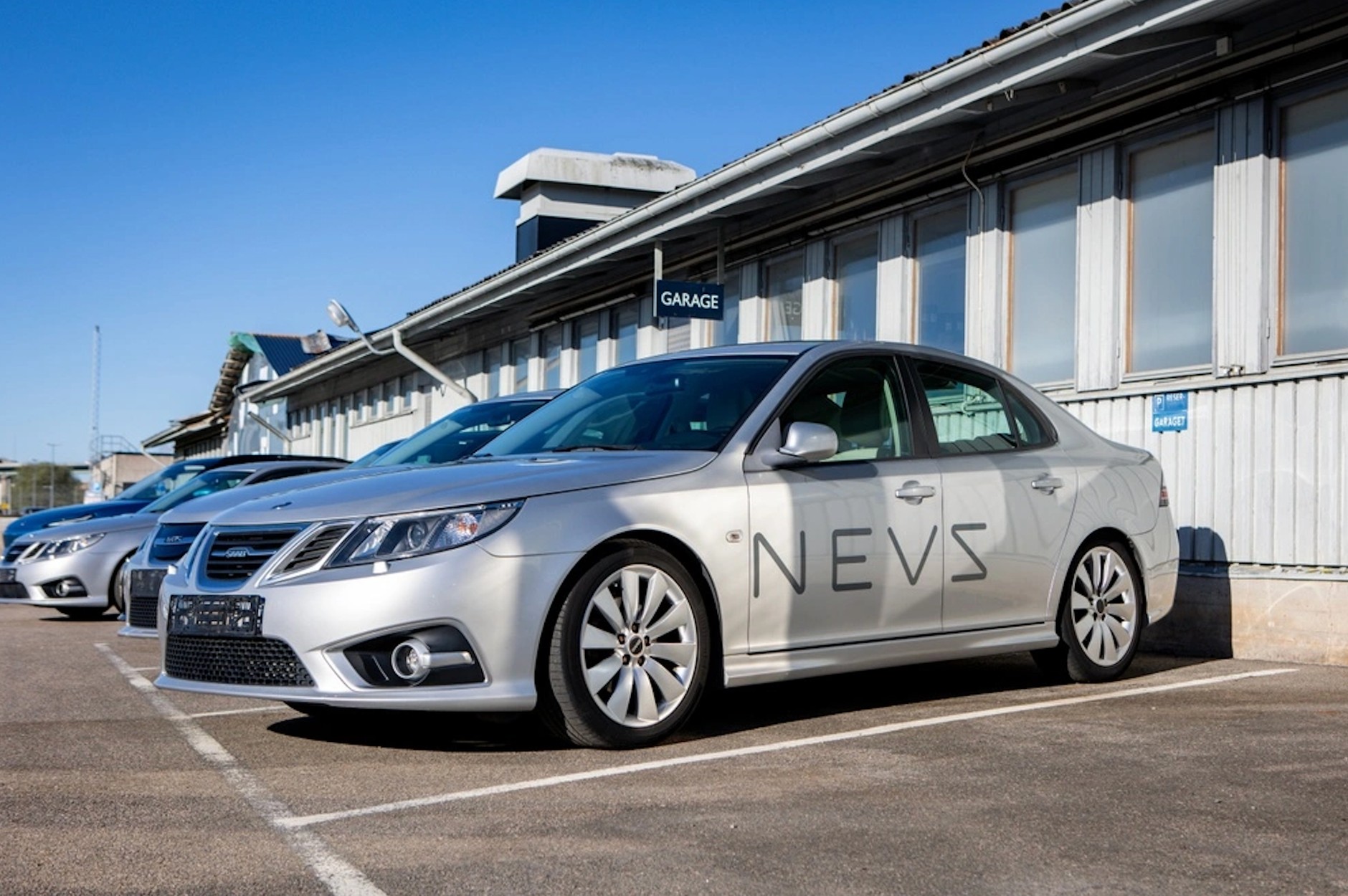 Benzynowy Saab 9-3 używany w firmowej flocie fabryki. 