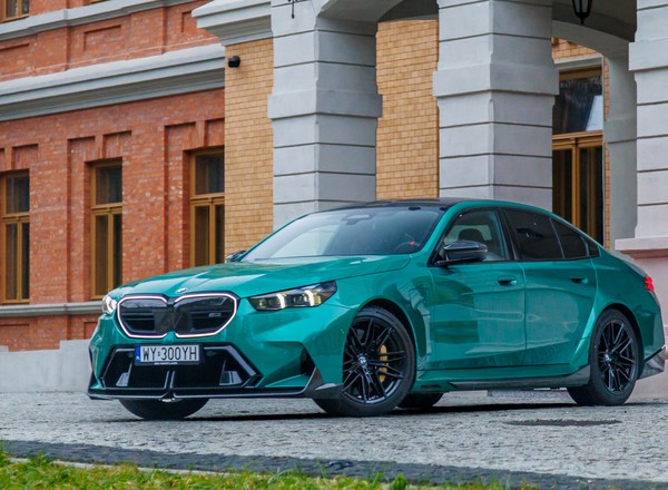Hybrydowe BMW M5 pokazuje, że fizyka to tylko przeszkoda, którą można przeskoczyć