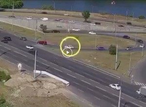 Ukraiński kierowca wykonał zdumiewający manewr na drodze