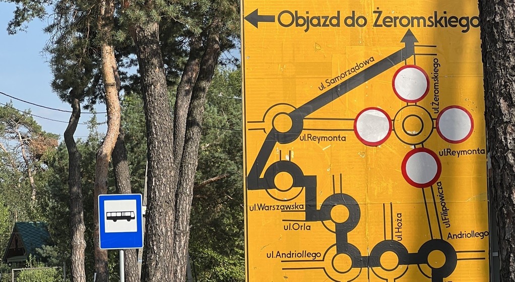 Tablica objazdowa (ul. Matejki, Otwock; województwo mazowieckie; wrzesień 2024 r.)