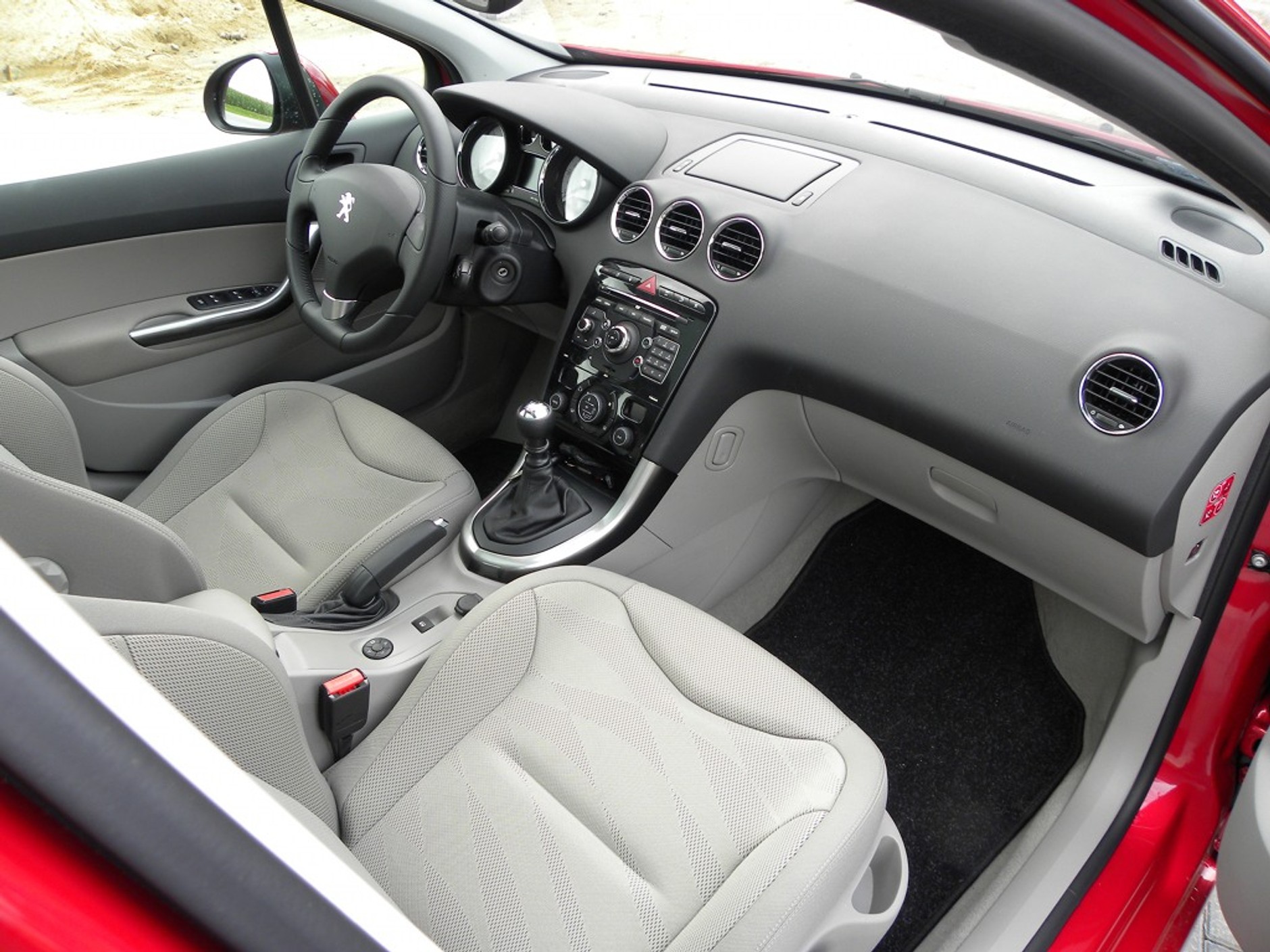 Peugeot 308 FL: Świeża twarz