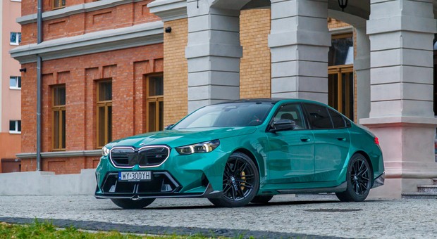 Hybrydowe BMW M5 pokazuje, że fizyka to tylko przeszkoda, którą można przeskoczyć