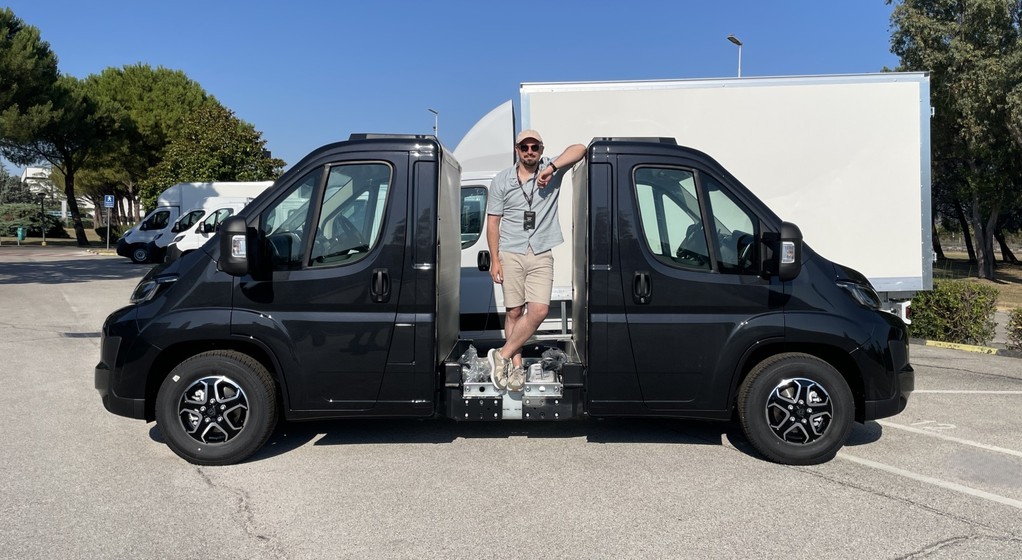 Sczepione tyłami auta dostawcze koncernu Stellantis w fabryce Stellantis Pro One