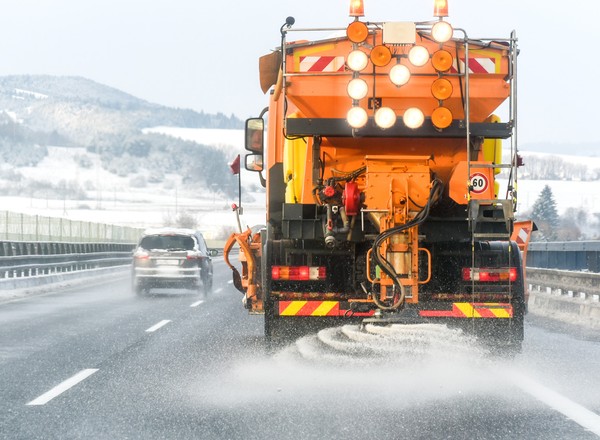 Wypadek piaskarki na autostradzie A4. Na nagraniu widać poślizg i uderzenie