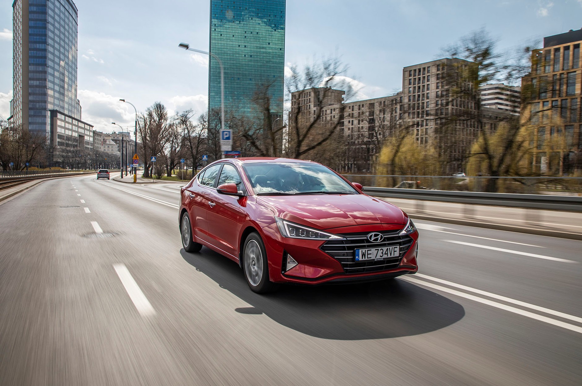 Hyundai Elantra 1.6 MPI 6AT - sedan w stylu azjatyckim