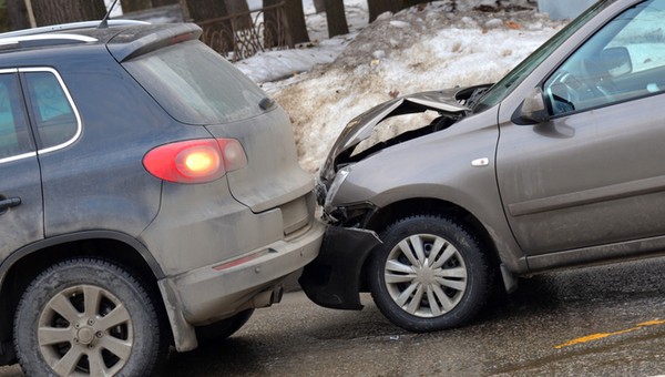 Skutki nawet niewielkiej kolizji mogą być, według ubezpieczyciela, szkodą całkowitą