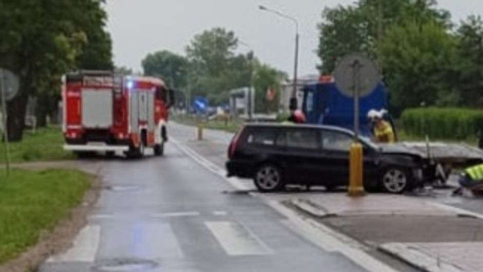 Obraz pochodzący z serwisu https://mazowiecka.policja.gov.pl/wos/aktualnosci/99092,Czolowe-zderzenie-2-aut-uwazajmy-za-tzw-kolkiem.html