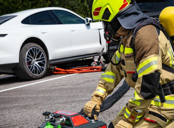 Zakaz wjazdu aut elektrycznych do garaży coraz bliżej. Według strażaków są one zagrożeniem