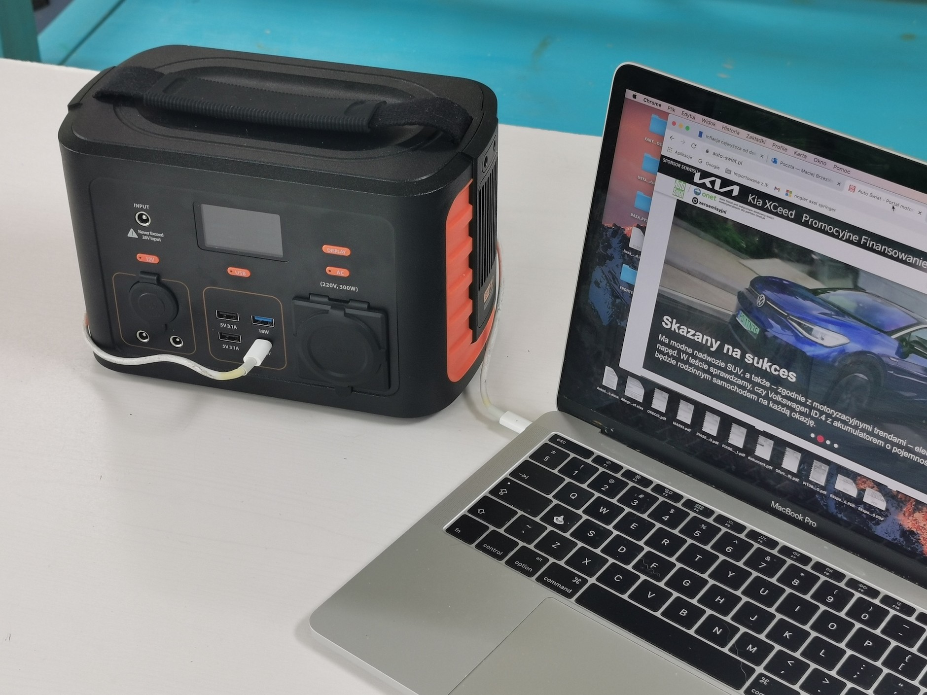 Mała stacja ładująca pozwoli kilka razy naładować małego laptopa