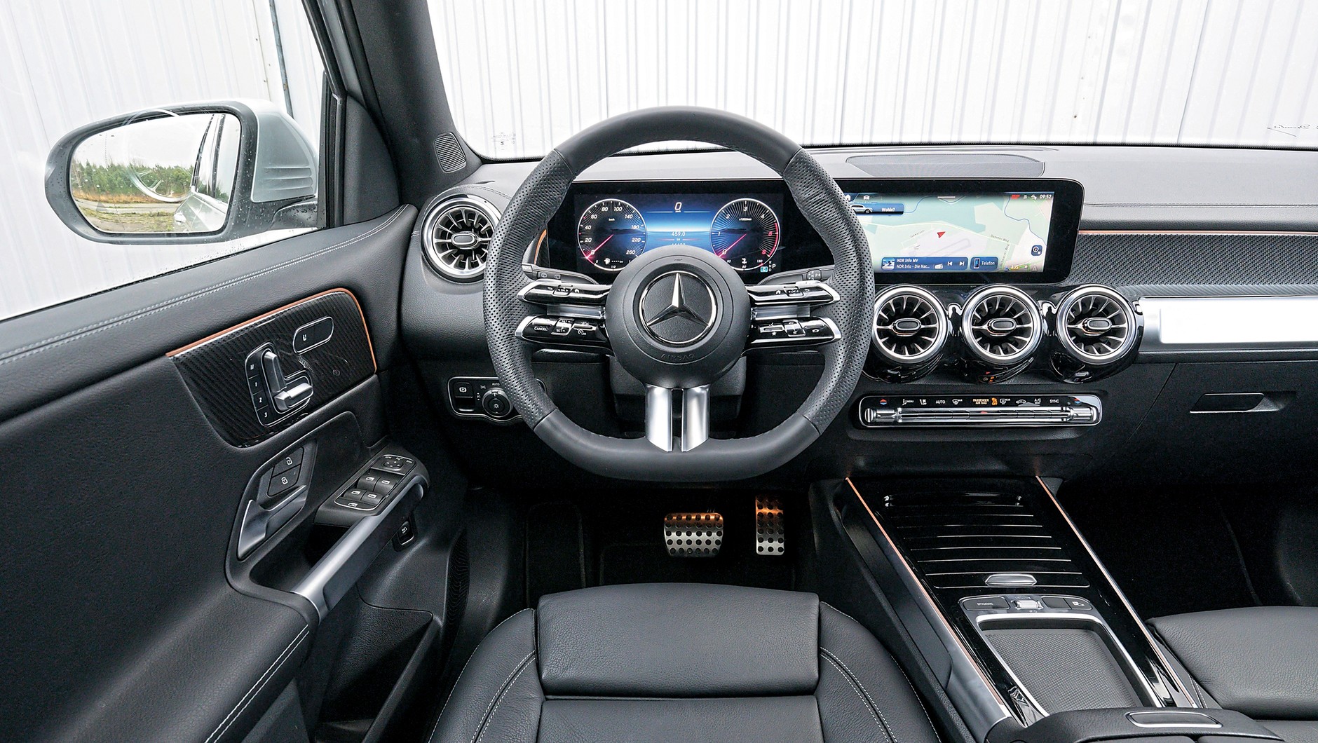 Mercedes GLB we wnętrzu stawia na efekciarstwo. Trzeba to lubić. Ale względy praktyczne doceni każdy