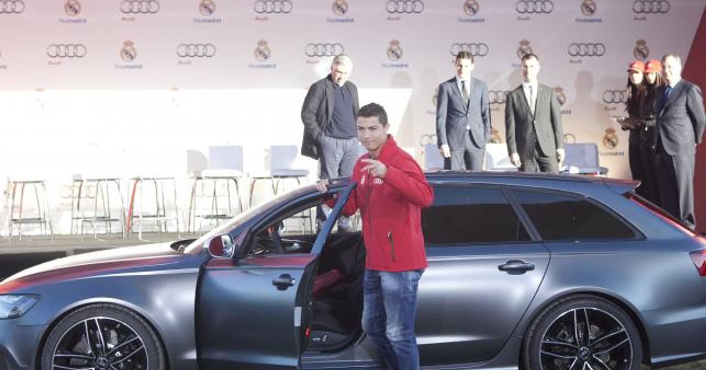5687769-cristiano-ronaldo-i-audi-rs6-643-482