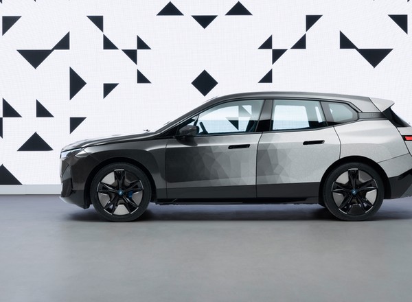 BMW dla Bonda? Zmienia kolory jak kameleon. To nie sci-fi [Wideo]