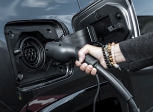 Toyota zapowiada nowe hybrydy plug-in. Swoim zasięgiem zawstydzą starsze elektryki