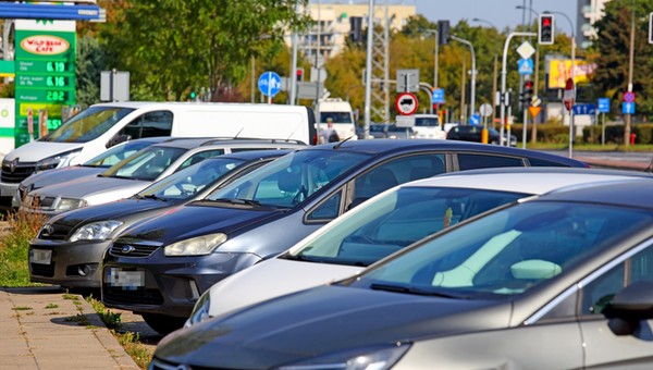 Dlaczego kierowcy parkują na skręconych kołach? To sprytny trik