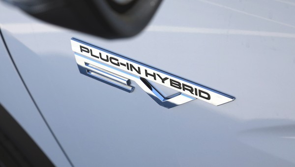 Samochód z napędem hybrydowym typu plug-in