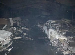 Możliwe, że to najdroższy pożar garażu w historii. Zobacz co zostało z tych supersamochodów...