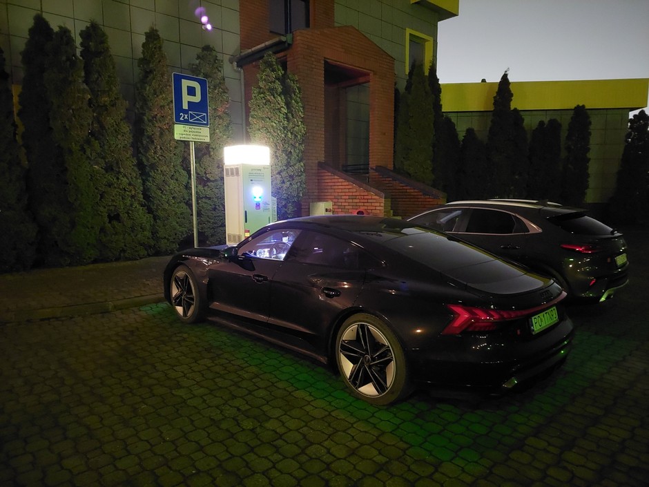 Auto elektryczne zamiast spalinowego. Czy to się w Polsce już może udać?