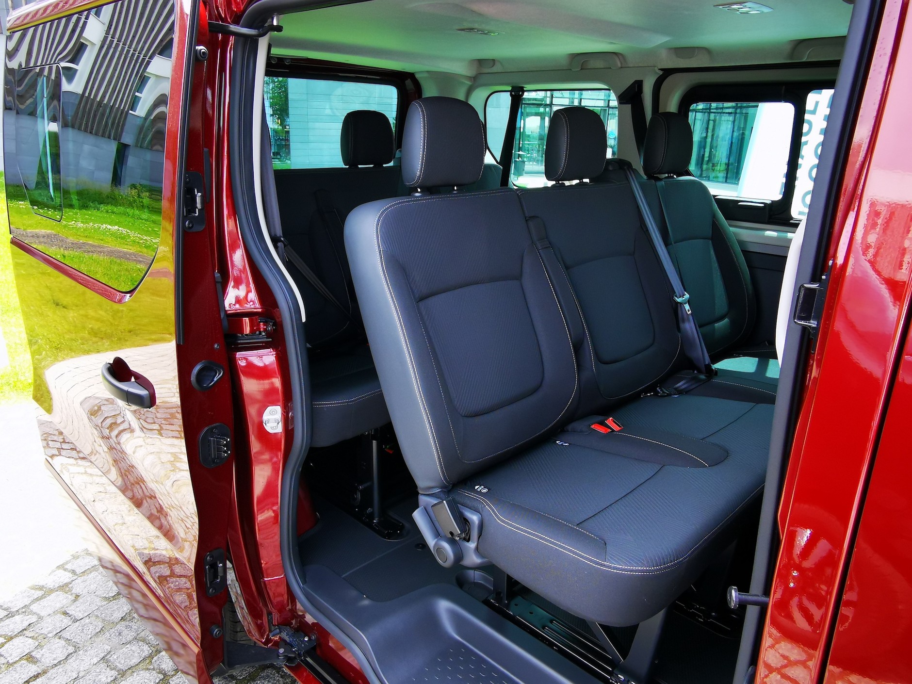 Wnętrze Renault Trafic: na plus wyróżnia się przestronnością. Na minus – kanapy nie są dzielone (tylko oparcia przedniej), można wymontować jedynie w całości