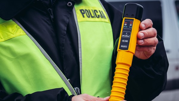 Policjant z alkomatem (zdj. ilustracyjne)