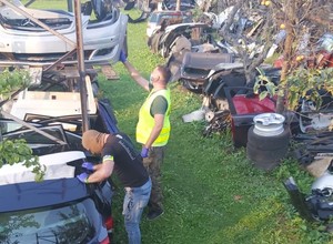 Policja odzyskała części z samochodów skradzionych na terenie całej Europy [Zdjęcia]