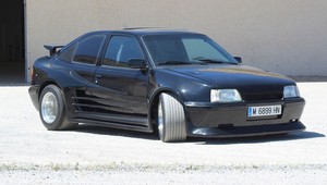 Opel Kadett stał się Ferrari Testarossą. Tak się tuningowało auta w latach 80. i 90.