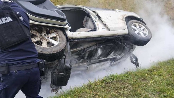 Policjanci usłyszeli niepokojący dźwięk przy autostradzie. Postanowili to sprawdzić
