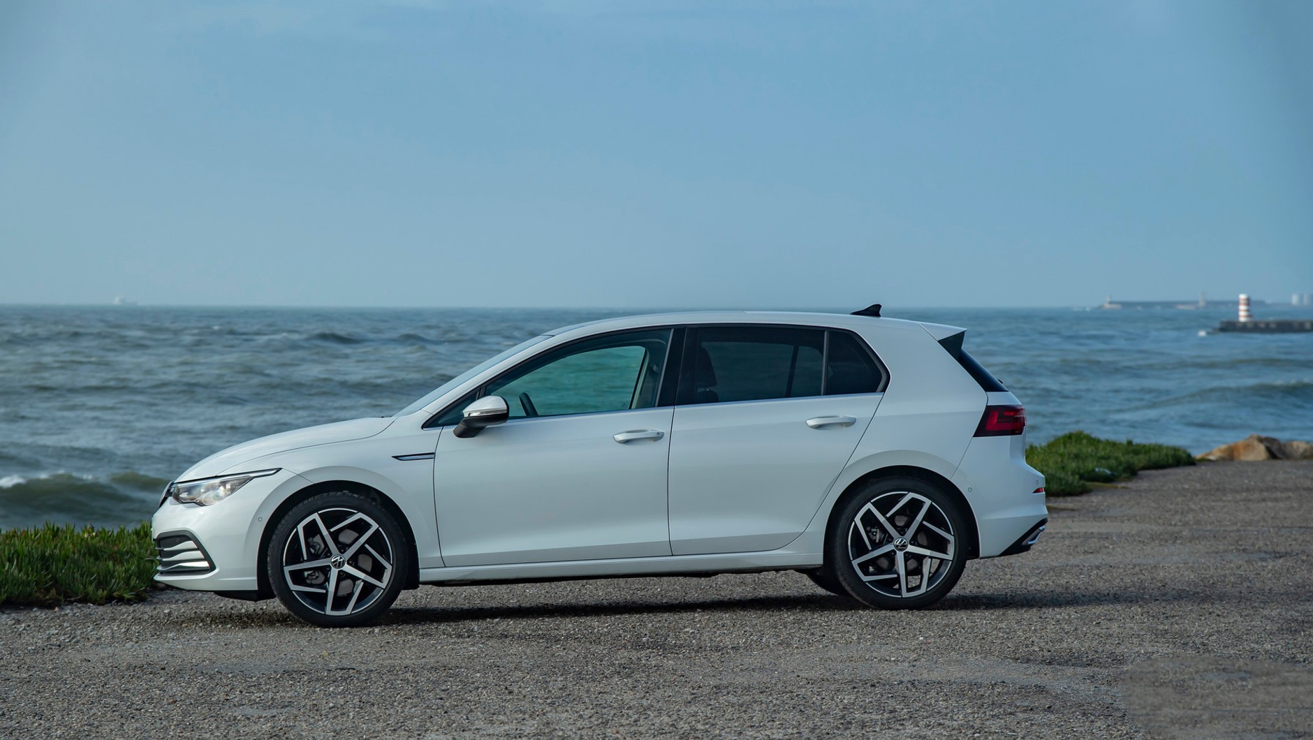 Volkswagen Golf VIII to klasyczny hatchback.