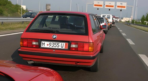 Jak rząd łupił kierowców po wejściu Polski do UE, a "Auto Świat" mu w tym przeszkodził