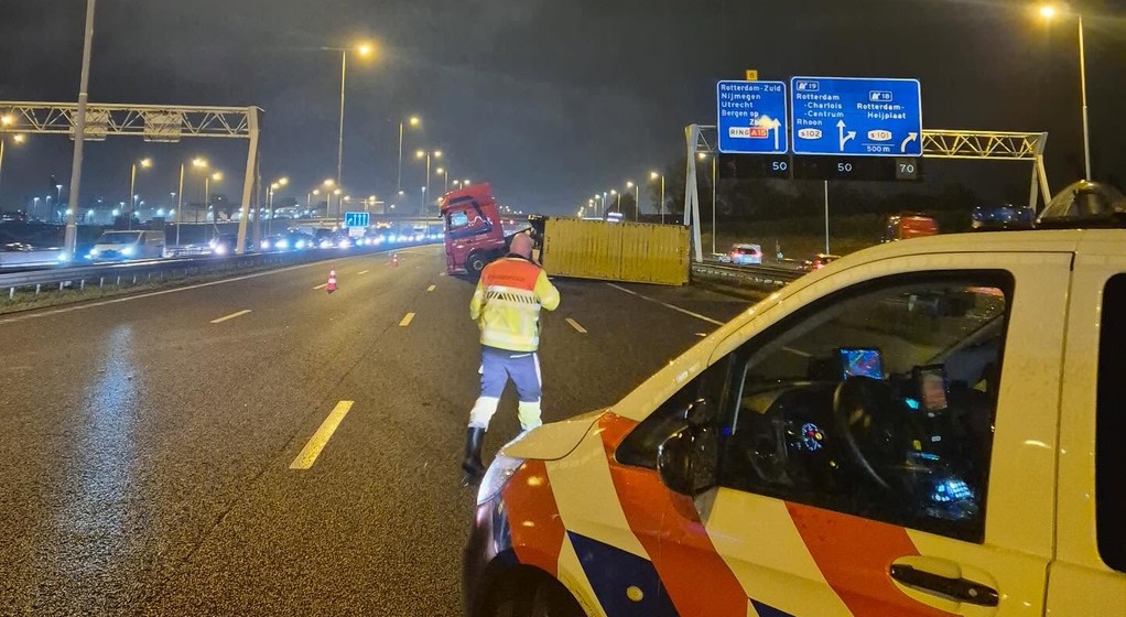 Uszkodzona ciężarówka na autostradzie A15 pod Rotterdamem