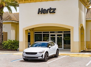 Hertz omal nie upadł, a teraz kupuje ogromną flotę elektrycznych Polestarów