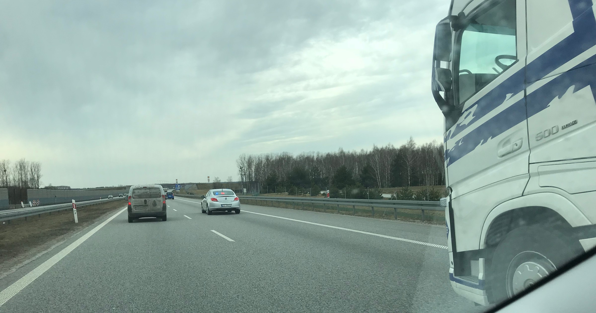Nieoznakowany radiowóz zatrzymujący ciężarówkę