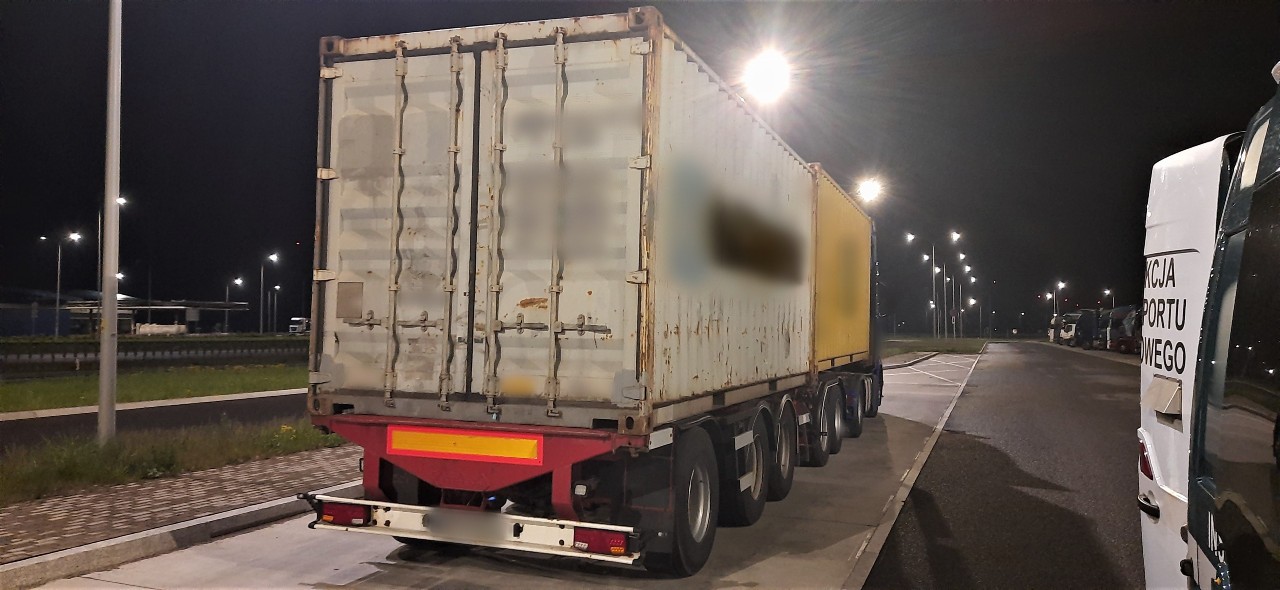 Kontrola ciągnika siodłowego z podpiętą naczepą dzieloną. Zestaw, przewożący ładunek w dwóch kontenerach 20-stopowych, ważył 61,7 t zamiast dopuszczalnych 40 t. Duża masa ładunku wpłynęła również na przekroczenie nacisków kół pojedynczej osi napędowej ciągnika siodłowego na drogę. Suma tych nacisków wynosiła 13,3 t przy normie – 11,5 t. Nienormatywny zespół pojazdów zatrzymali funkcjonariusze mazowieckiej Inspekcji Transportu Drogowego z Płocka.
