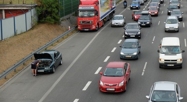 Zepsuł ci się samochód na autostradzie? Ten błąd kosztuje 300 zł
